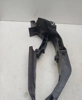 Accelerator throttle pedal