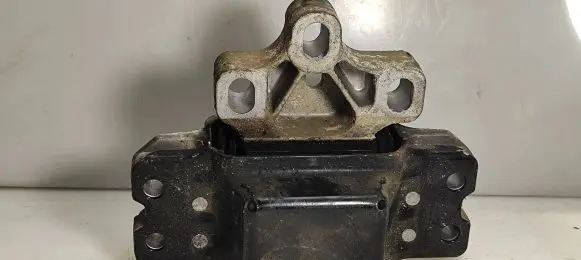 Volkswagen Touran I Engine mount bracket 1K0199555