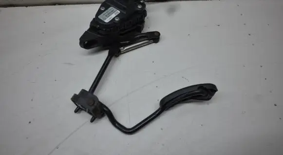 Accelerator throttle pedal