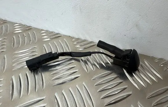 Volvo V70 Windshield washer spray nozzle 