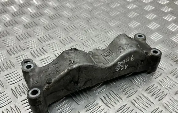 Engine mounting bracket