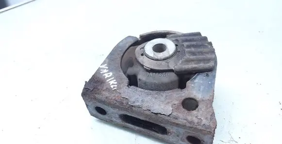 Toyota Avensis T270 Engine mount bracket