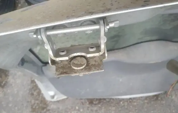 Tailgate/trunk/boot hinge