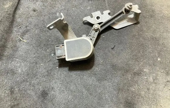 Volvo XC40 Headlight/headlamp level sensor 32246677 202302211508 D6M4A