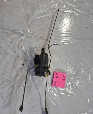 Renault Clio I Front door lock 56565226
