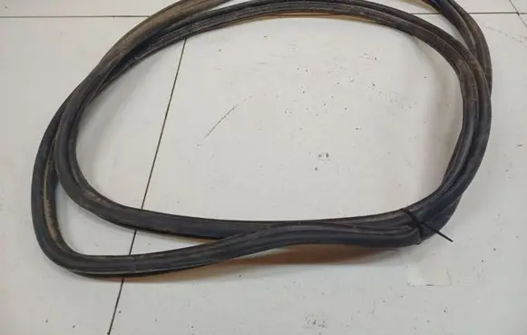 Volkswagen Golf IV Rubber seal front coupe door 