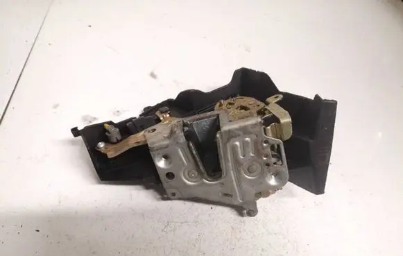 Mercedes-Benz C W202 Front door lock 2027300635