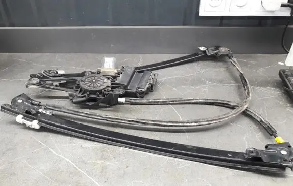 Volkswagen Sharan Front window lifting mechanism without motor 95VW23201AA