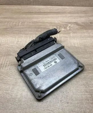 Volkswagen Polo Engine control unit/module ECU 03E906033L 5WP40194