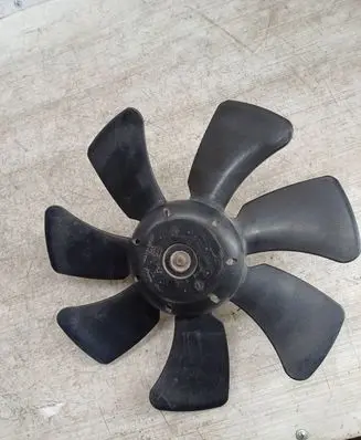 Radiator cooling fan shroud