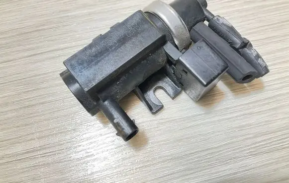 Mercedes-Benz A W168 Turbo solenoid valve A0051535528