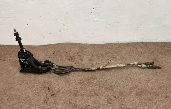 Toyota Avensis T270 Gear shift cable linkage