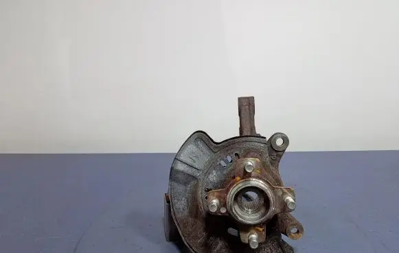 Suzuki Swift III Front wheel hub spindle knuckle