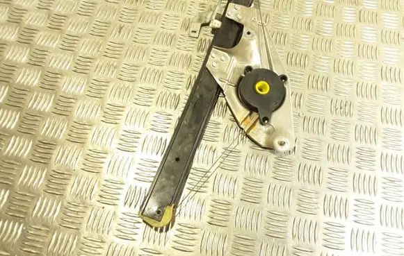 Rear window lifting mechanism without motor