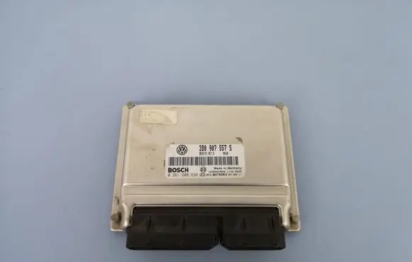 Volkswagen PASSAT B5.5 Engine control unit/module 3B0907557S