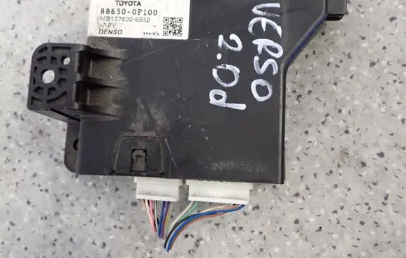 Toyota Verso Trunk lid opening control unit 