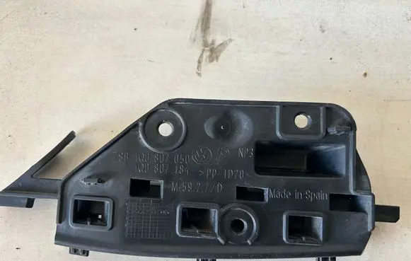 Volkswagen Eos Front bumper mounting bracket 1Q0807050A