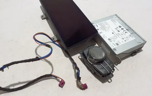 Radio/CD/DVD/GPS head unit