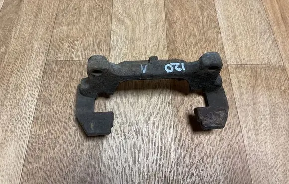 Volkswagen PASSAT B6 Front Brake Caliper Pad/Carrier 