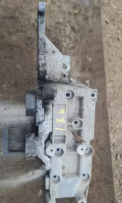 Volvo XC70 Engine mounting bracket 30757168