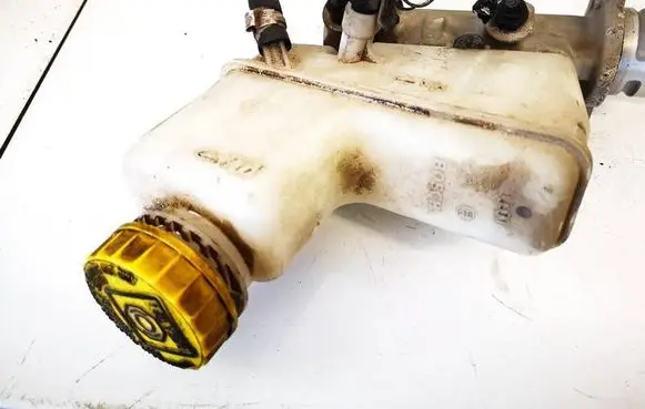 Brake fluid reservoir