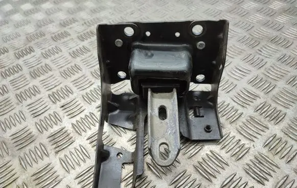 Peugeot 2008 I Engine mount bracket 9801521580