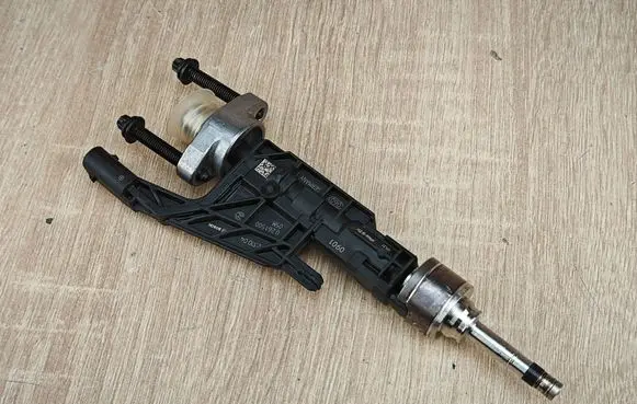 BMW X5 G05 Fuel injector 8744746