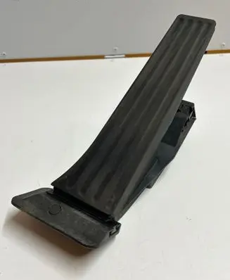 BMW X1 E84 Accelerator throttle pedal 6860784 25916010 0810140791A