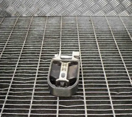 Volvo V40 Engine mount bracket