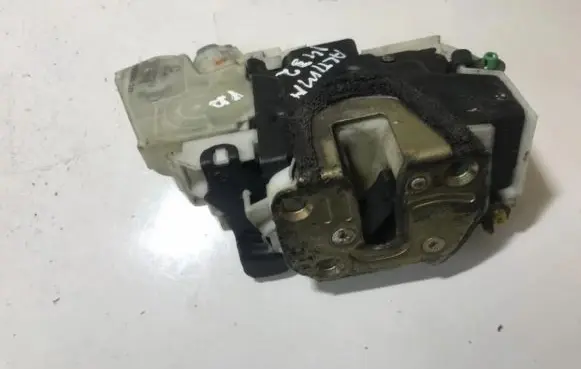 Nissan Altima Front door lock 805525p013 89-a820