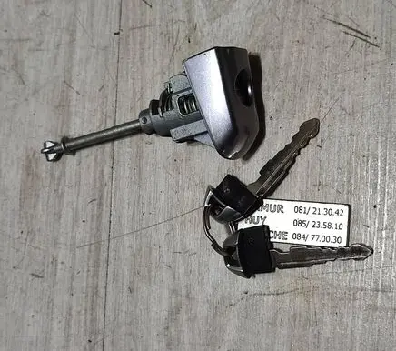 Suzuki Vitara (LY) Front door lock (next to the handle) 020151501669