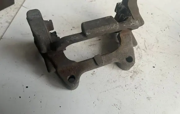 Volkswagen Touran II Brake caliper pad carrier rear 5K0615426 SUW08480AB