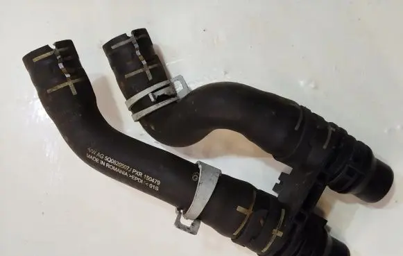 Volkswagen PASSAT B8 Engine coolant pipe/hose 5Q0820507J
