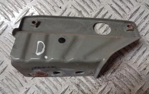 Nissan Qashqai+2 Fender mounting bracket