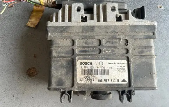 Volkswagen Golf III Engine control unit/module 8A0907311H 0261203184