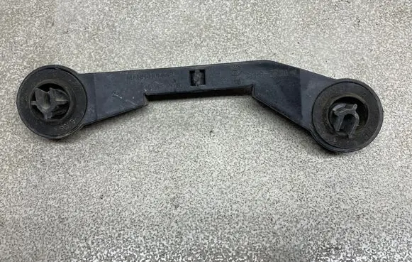Opel Zafira B Air filter cleaner box bracket assembly 90531006