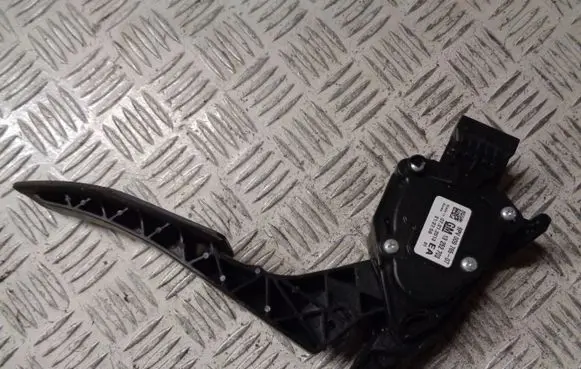 Chevrolet Cruze Accelerator throttle pedal 13252702