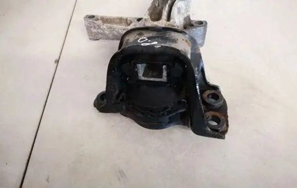 Nissan Qashqai Engine mount bracket