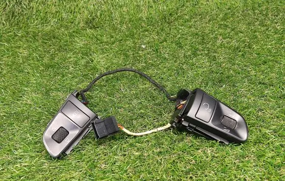 Steering wheel buttons/switches