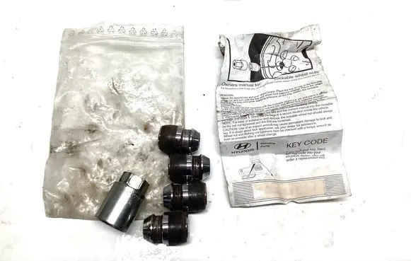 Hyundai ix35 Anti-theft wheel nuts and lock 