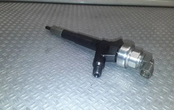 Chevrolet Cruze Fuel injector 55567729