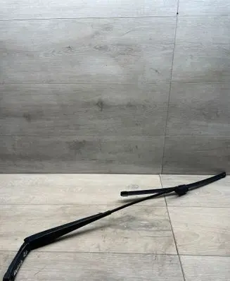 Front wiper blade arm