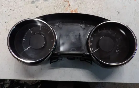 Peugeot 5008 Speedometer (instrument cluster) 9804263880 00699604 69389280U