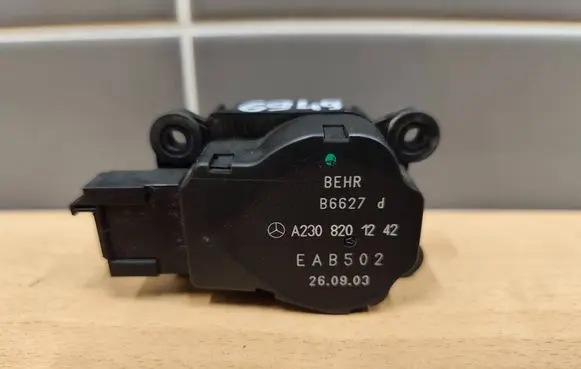 Mercedes-Benz C W203 Air flap motor/actuator A2308201242 B6627 EAB502