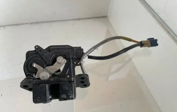 Toyota Corolla Verso E121 Loading door lock 