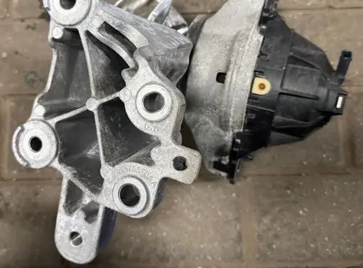 Jeep Grand Cherokee WL Engine mount vacuum valve 68375806AF