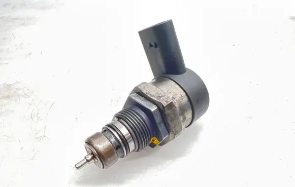 Mercedes-Benz ML W164 Fuel pressure regulator 0281002494