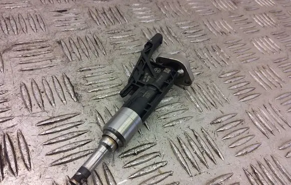 BMW 2 F22 F23 Fuel injector 7639990