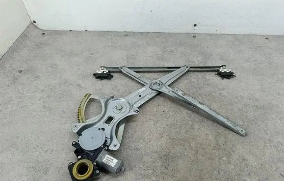 Toyota Corolla Verso E121 Front door window regulator with motor 