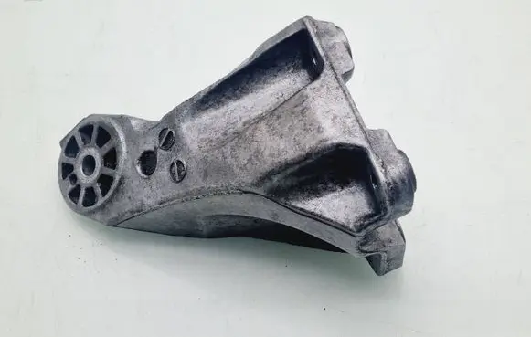 Volkswagen Touareg I Engine mounting bracket 7L6199308B